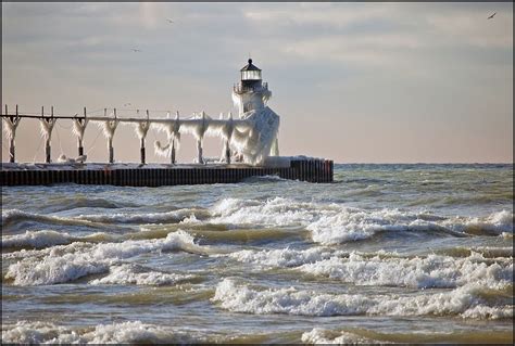 Lake Michigan’s Famous Frozen Lighthouses - Snow Addiction - News about Mountains, Ski ...