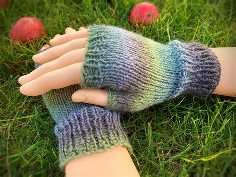 How To Knit Fingerless Gloves | AllFreeKnitting.com