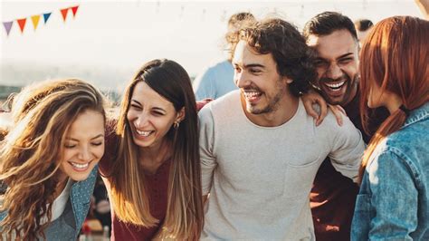 La felicidad se asocia al tiempo con amigos - ¡No sabes nada!