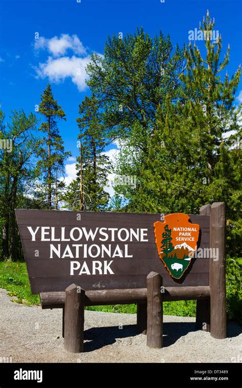 Sign Yellowstone National Park Entrance High Resolution Stock Photography and Images - Alamy