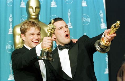 Oscar winners Matt Damon (L) and Ben Affleck hold | Film.org.pl