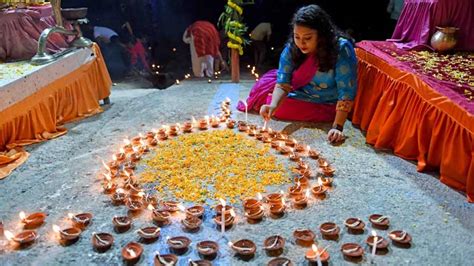 Kolkata Ganga aarti | The Dev Deepawali Ganga Aarti at Ramkrishnapur Ghat along the Hooghly in ...