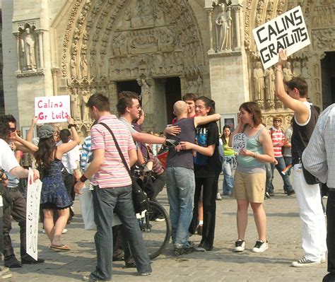 File:'FREE HUGS', Notre Dame de Paris.jpg - Wikimedia Commons