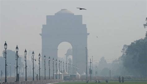 The impact of Delhi's air pollution on health and tourism