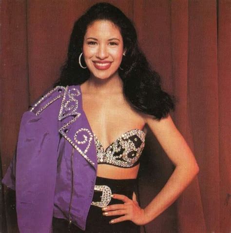 16 Looks de Selena Quintanilla que demuestran por qué es la reina del ...