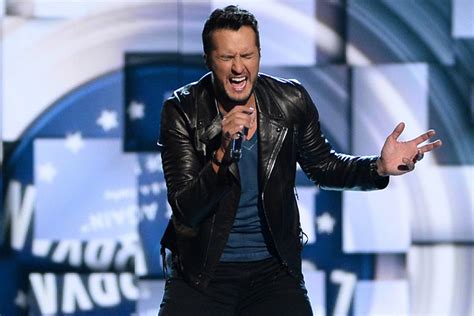 Luke Bryan Spins 'Play It Again' at 2014 ACM Awards