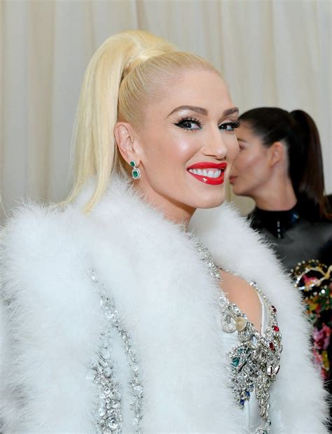 Gwen Stefani’s platinum pony | Platinum hair, Platinum blonde hair, Blonde hair