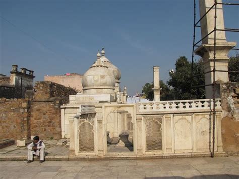 The tomb of Shah Alam II, in Mehrauli, Delhi. Shah Alam, Indian Architecture, Mughal, Tomb ...