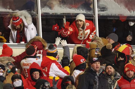 Taylor Swift ‘swag surfs’ in Chiefs suite with Travis Kelce’s mom, Brittany Mahomes during ...