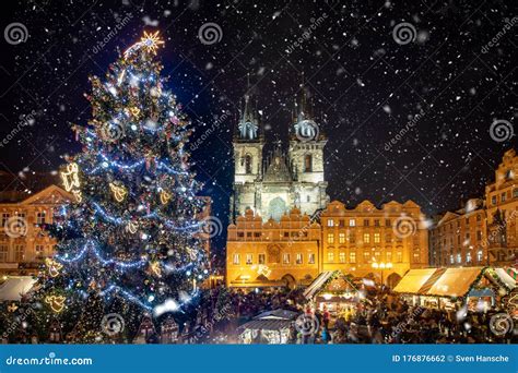 Beautiful View To the Old Town Square of Prague during Night Time with a Christmas Market Stock ...