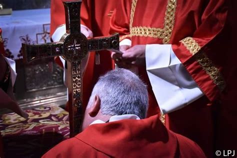 A relic of the True Cross during Good Friday at the Holy Sepulchre ...