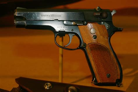 Fichier:Smith and Wesson mg 3405.jpg — Wikipédia