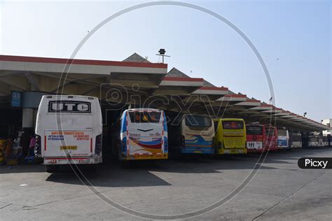 Image of Private Travels Buses In MGBS Bus Station Platforms Amidst Of TSRTC Employees Strike in ...