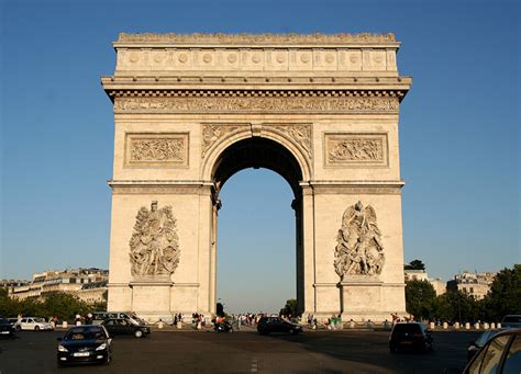 L'Arc de Triomphe et les Champs-Élysées : une vue imprenable de Paris