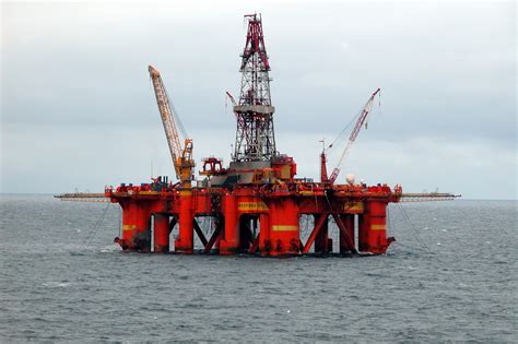 File:Oil platform in the North SeaPros.jpg - Wikipedia