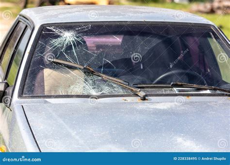 Parabrisas Roto En Un Coche. Imagen de archivo - Imagen de ventana ...