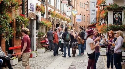 Catherdral Quarter Belfast (Best Pubs, Food + Attractions)