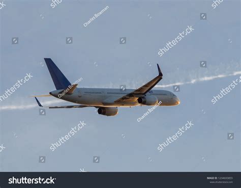 Airliner Boeing 787 Dreamliner Takes Off Stock Photo 1234693855 ...