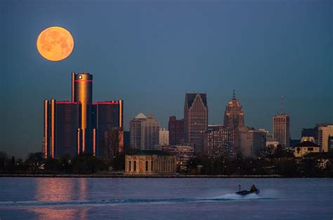 Moonset/Sunrise in Detroit | Detroit skyline, Detroit, Pictures