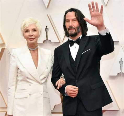 Nggak Sama Pasangan, Keanu Reeves Justru Gandeng sang Ibunda di Oscar 2020. Uwuwu~