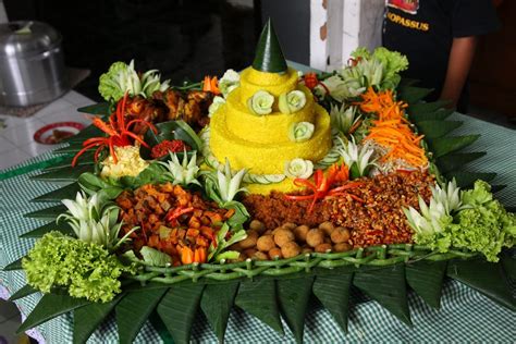 Nasi Tumpeng khas tradisi indonesia | Resep, Masakan, Kue