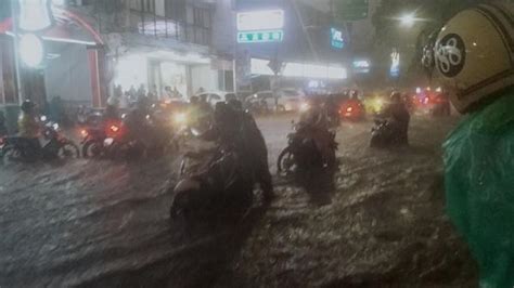 Banjir di Bekasi Timur akibat Hujan Deras, Sejumlah Motor Mogok