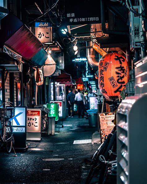 Vibrant Photos Capture the Energy of Tokyo Nightlife