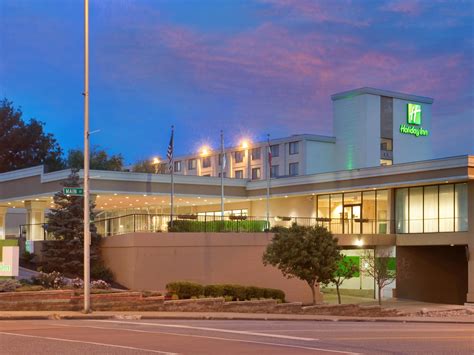 Hotels near Arrowhead Stadium in Kansas City, MO | Holiday Inn Country ...