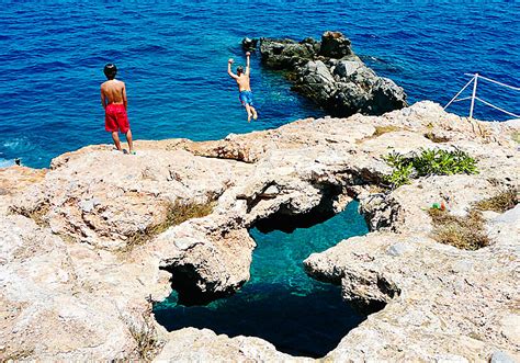 The 6 best beaches on Hydra in Greece.