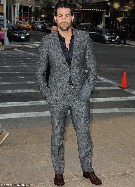 Light Grey Suit Black Shoes | Grey Suit Brown Shoes Red Tie The hunk in that grey suit | Things ...