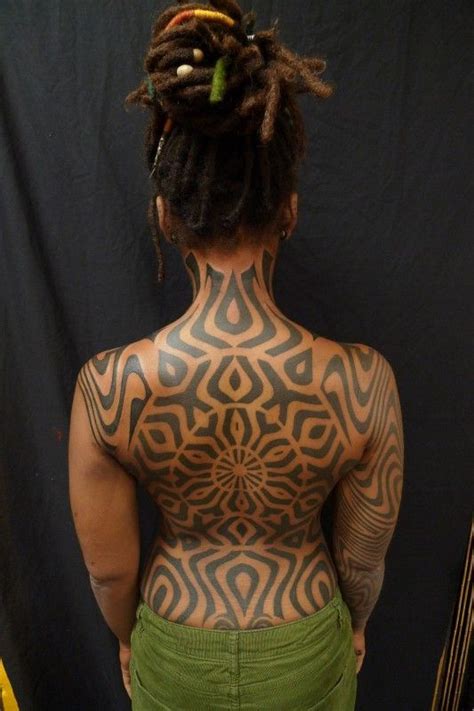 30 Beautiful Tattoos On Dark Skin | Tatuajes, Tatuajes en la espalda, Arte de cómics