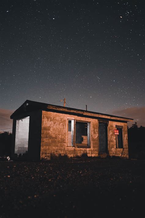 Small Building at Night · Free Stock Photo