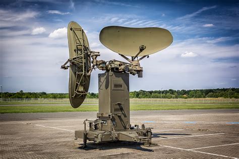 Military Radar On The Airfield Stok Fotoğraflar & Askeriye‘nin Daha Fazla Resimleri - Askeriye ...