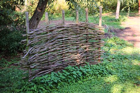 How to build a wattle fence – Builders Villa