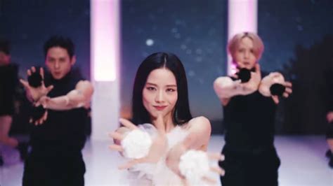 BLACKPINK’s Jisoo Takes Center Stage in "FLOWER" Dance Performance ...