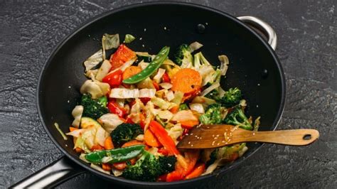 Carbon Steel Wok vs. Non-Stick – Which One Should You Choose? - Better ...