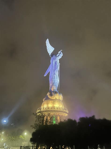 el panecillo y su sombra : r/ecuador