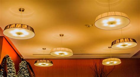 Ceiling lights in a hotel - Creative Commons Bilder