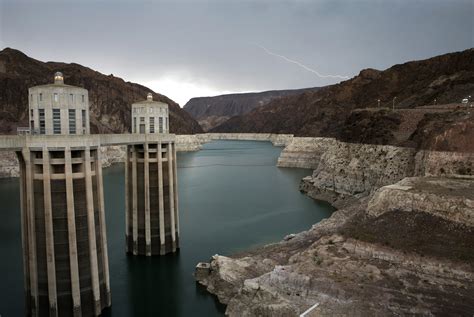 Water levels continue to drop at Lake Mead, Lake Powell | AP News