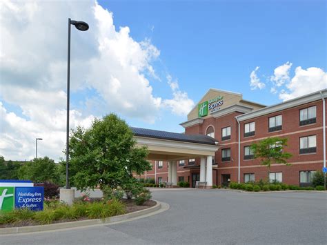 Holiday Inn Express & Suites Bridgeport - Clarksburg Hotel in ...