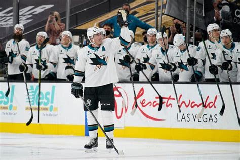 Patrick Marleau Breaks Gordie Howe’s N.H.L. Record for Games Played - The New York Times