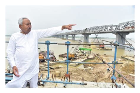 Nitish inspects construction work of 'Patna marine drive'