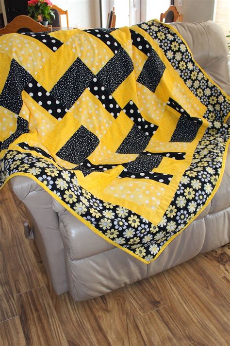 Fitting the Pieces Together: The Black & Yellow Quilt in 2020 | Yellow quilts, Quilts, Celtic quilt