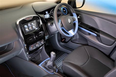 Renault Clio Expression interior dashboard - ForceGT.com