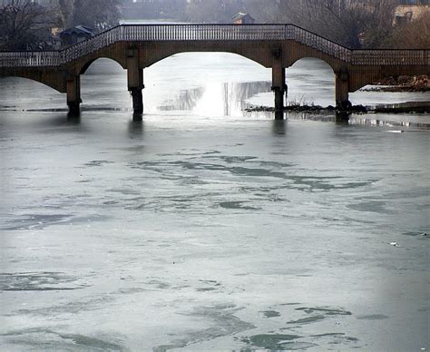 FROZEN: Layer of ice covers Dal Lake - Rediff.com India News