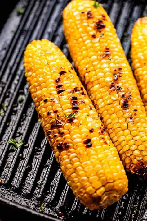 This Grilled Corn on the Cob is juicy, perfectly charred and super easy ...