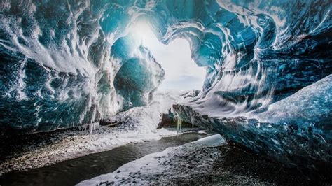 The entrance of the Crystal Cave in Vatnajökull National park, Iceland | Windows Spotlight Images