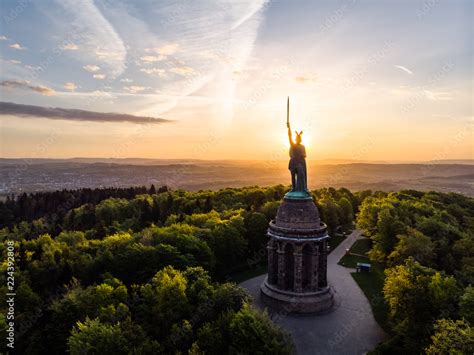 Hermannsdenkmal bei Sonnenaufgang, Luftaufnahme, Detmold, Deutschland ...