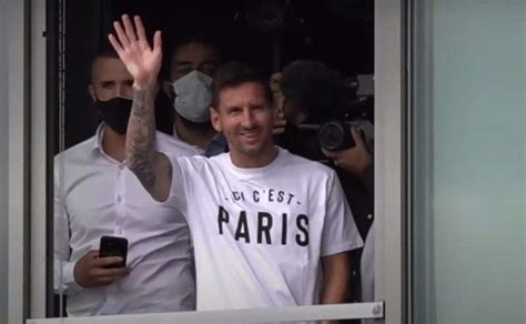 Messi Gets Cheerful Welcome From PSG Fans (VIDEO) - The Cheer News