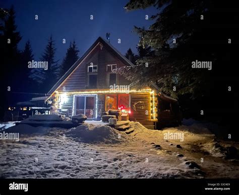 Snow log cabin home alaska hi-res stock photography and images - Alamy